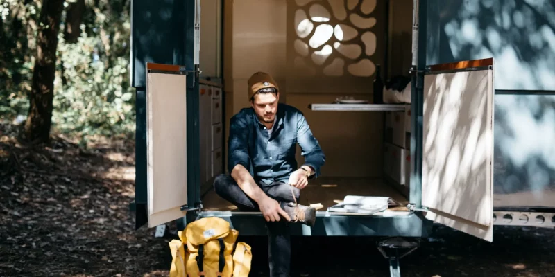 dlc-vPKw2Q63I-k-unsplash Minimalismus im Wohnmobil camper van türen gepäck