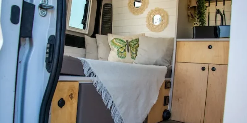 ion-tolstoy-YRwVTuH63es-unsplash camper van bett boho stil dekoration
