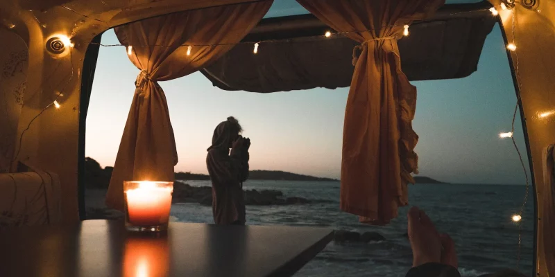 manuel-meurisse-flWsg878m_I-unsplash Minimalismus im Wohnmobil lichterkette und kerze