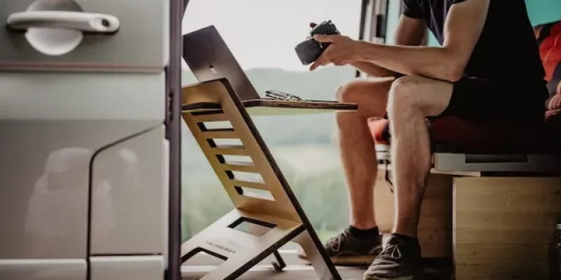 standsome-worklifestyle-UkxA41ZvApo-unsplash (1) camper van elektrik leitfaden elektro gadgets